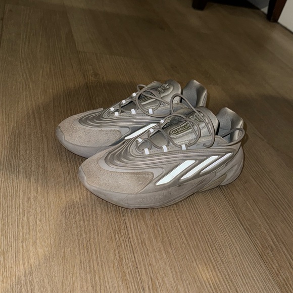 Adidas Ozelia Size 9 - Picture 2 of 4